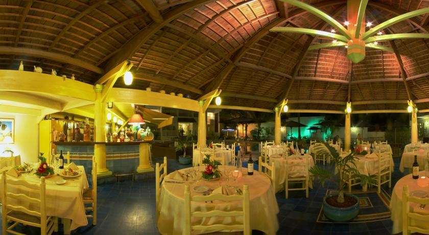 Le Nautile Beachfront サンジルレバン レストラン 写真